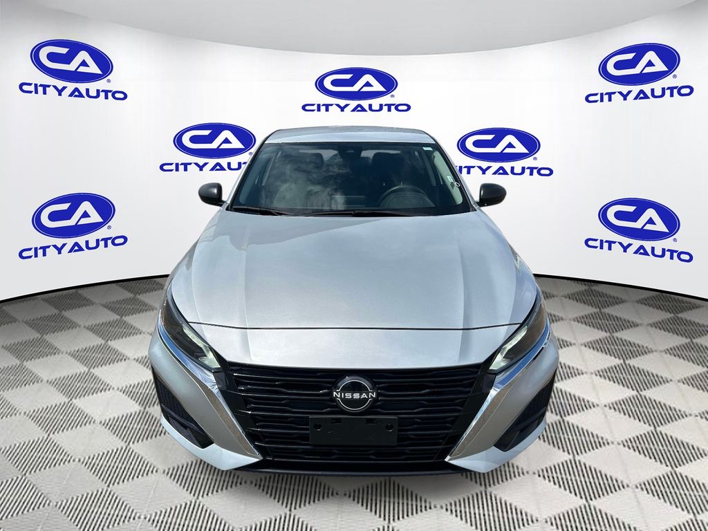 Vehicle photo 9