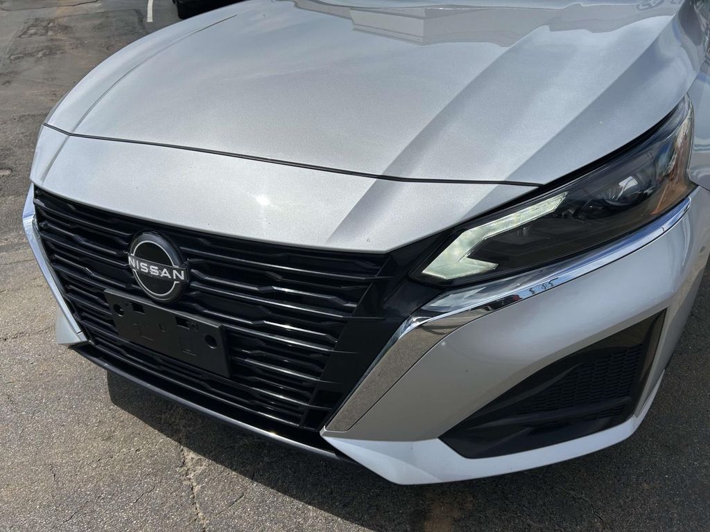 Vehicle photo 11