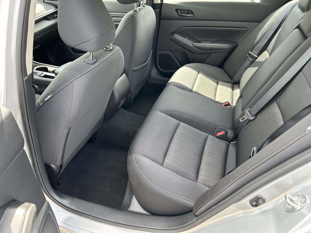 Vehicle photo 17
