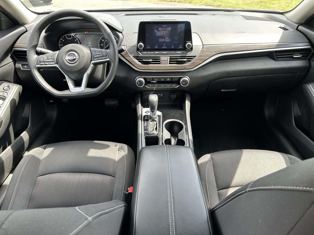 Vehicle photo 18