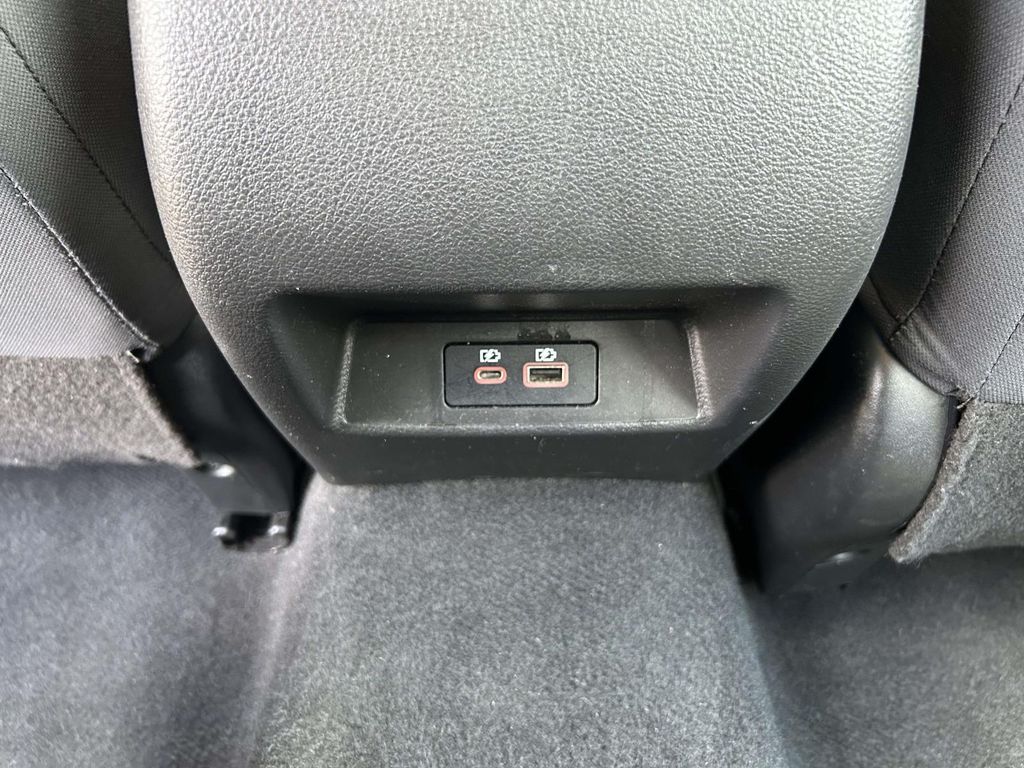 Vehicle photo 19
