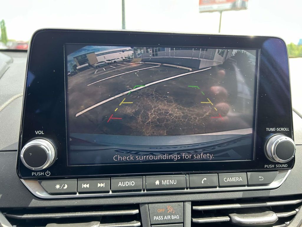 Vehicle photo 24
