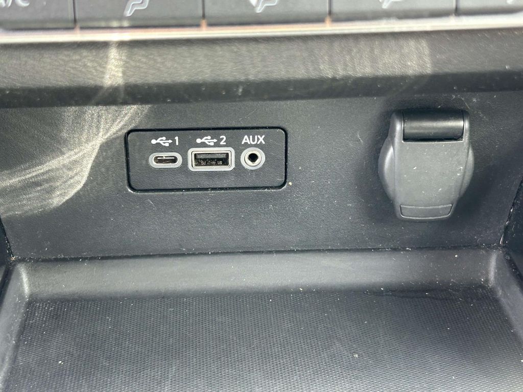 Vehicle photo 26