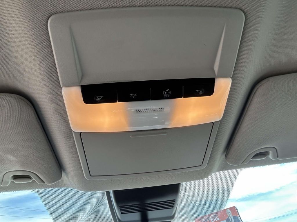 Vehicle photo 29