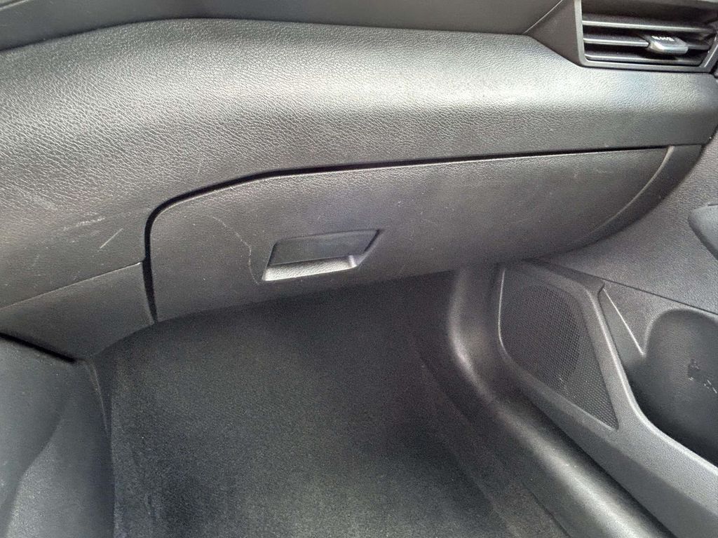 Vehicle photo 30