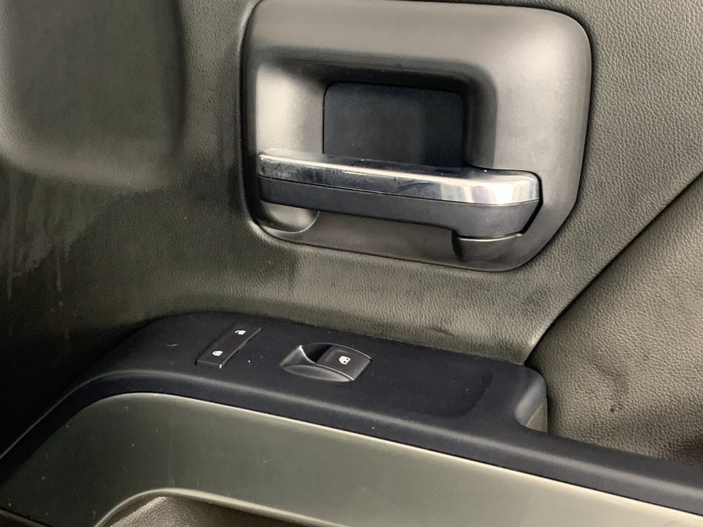 Vehicle photo 34