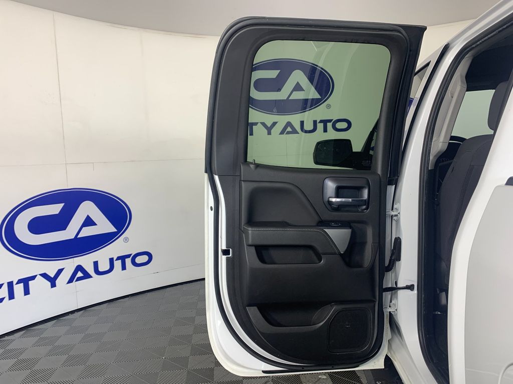 Vehicle photo 26