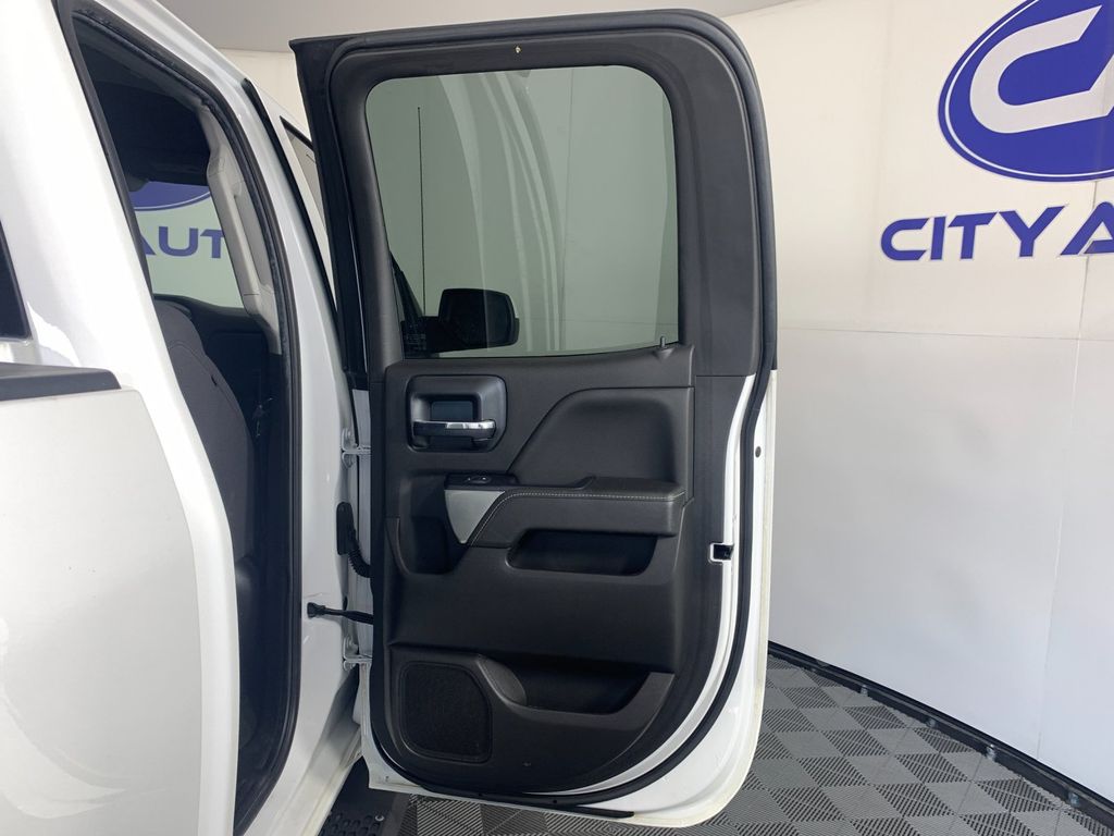 Vehicle photo 30