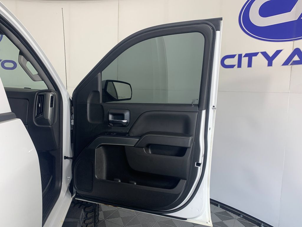 Vehicle photo 33