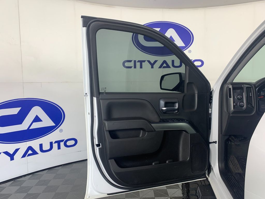 Vehicle photo 12
