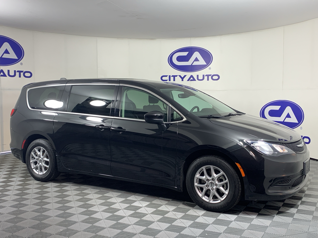2023 Chrysler Voyager LX's photo