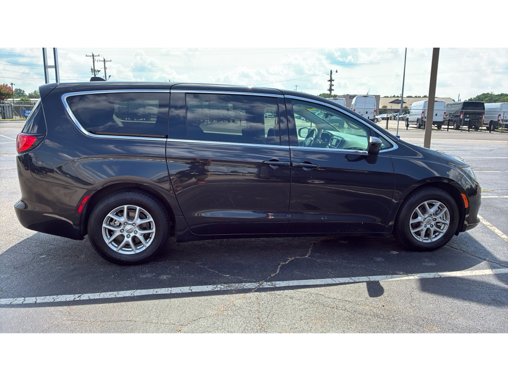 2023 Chrysler Voyager LX's photo
