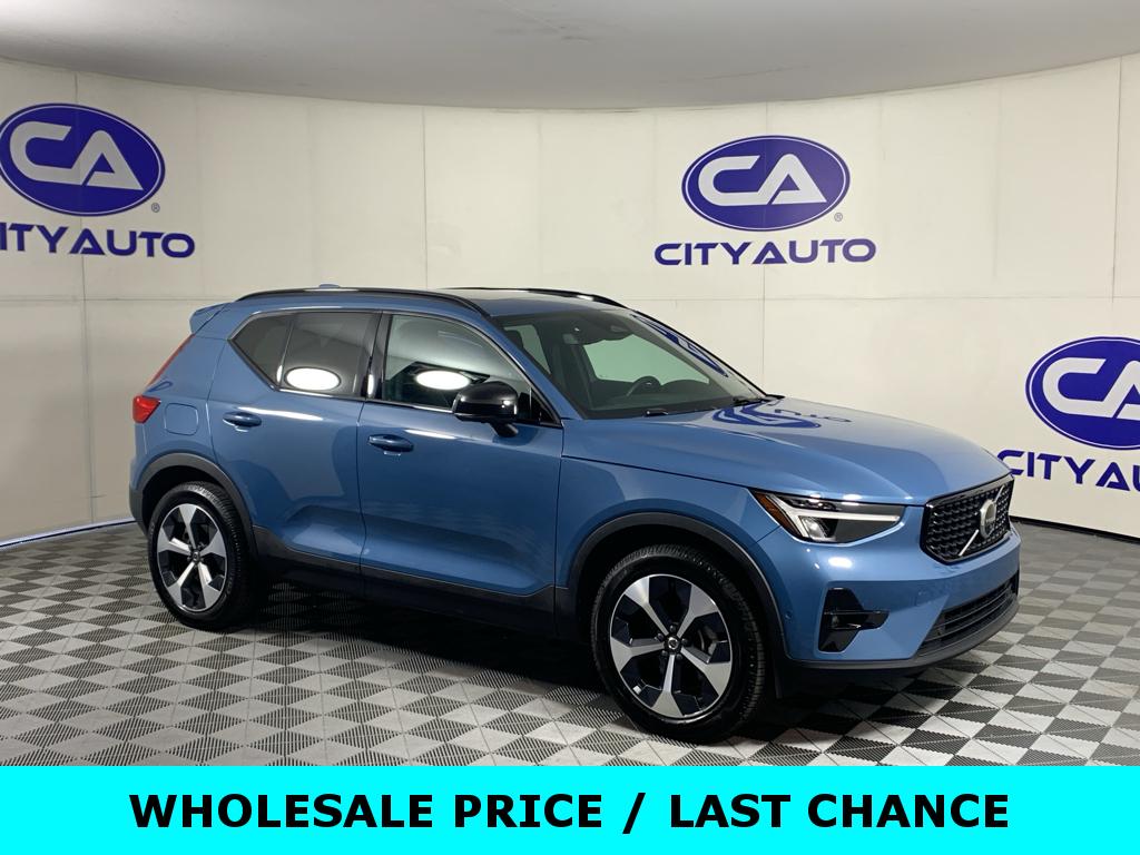 2024 Volvo XC40 B5 Plus Dark Theme AWD