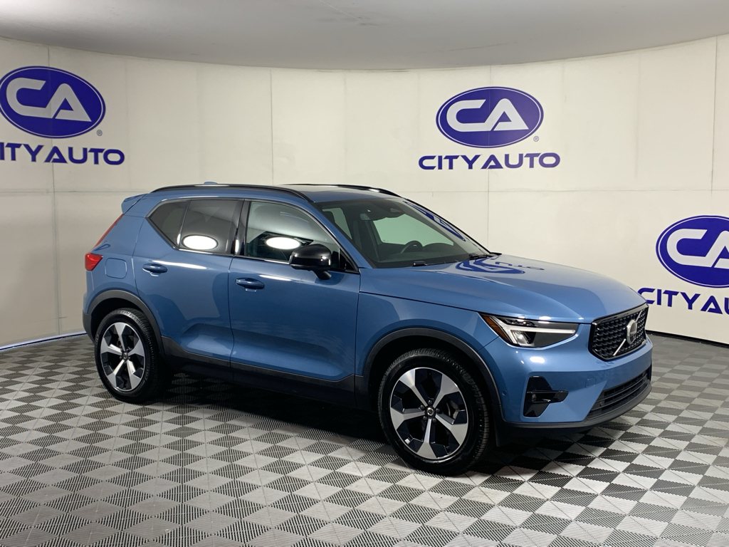 2024 Volvo XC40 B5 Plus Dark AWD's photo