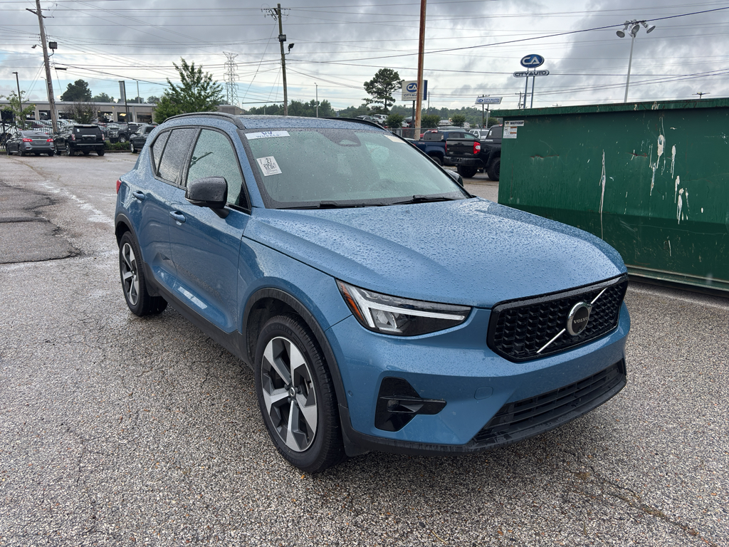 2024 Volvo XC40 B5 Plus Dark AWD's photo