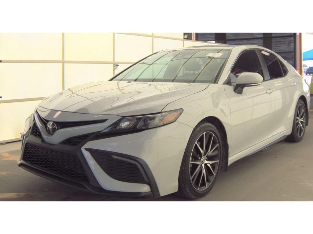 2024 Toyota Camry SE's photo