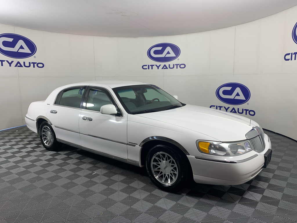  2001 Lincoln Town Car Signature   