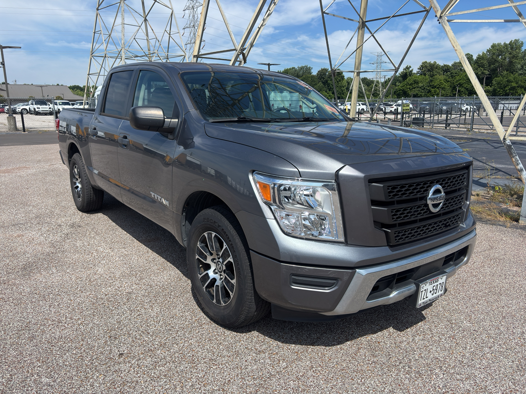 2022 Nissan Titan SV 4X2 Crew Cab's photo
