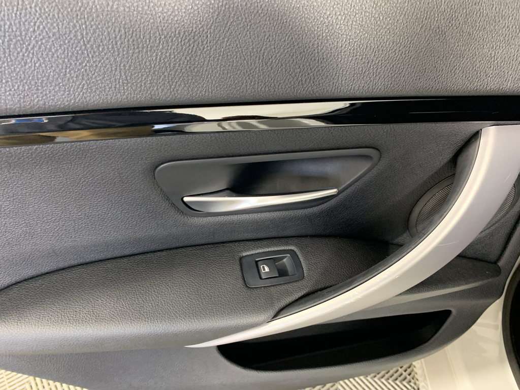 Vehicle photo 30