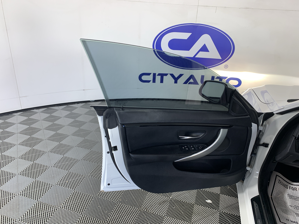 Vehicle photo 13