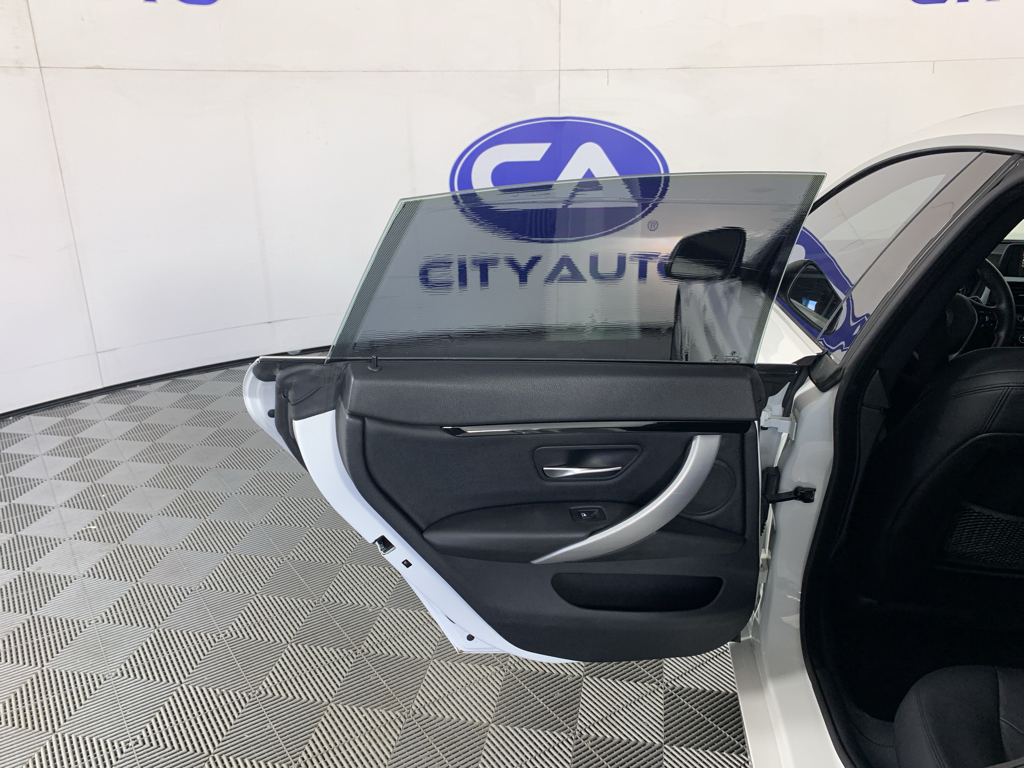 Vehicle photo 29