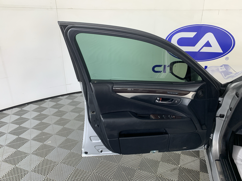 Vehicle photo 13