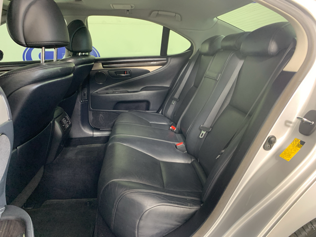 Vehicle photo 32