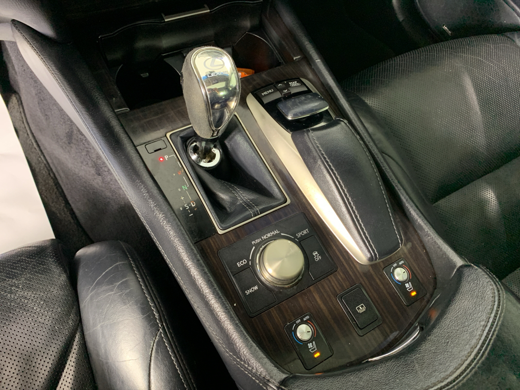 Vehicle photo 24