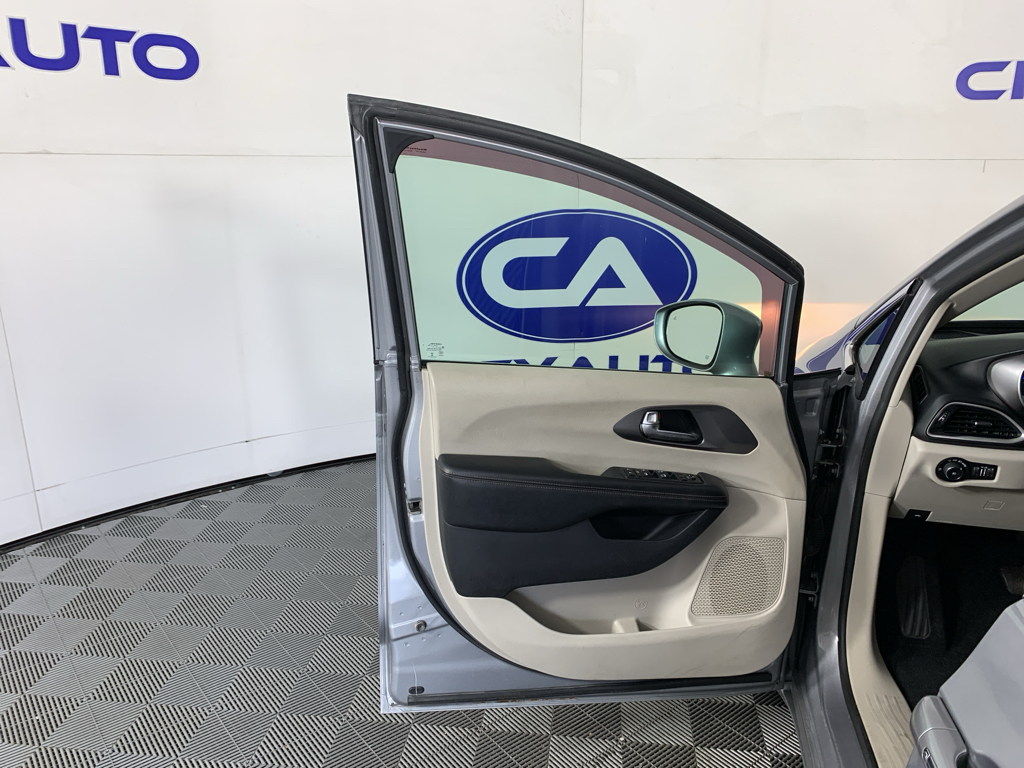 Used 2020 Chrysler Pacifica Van