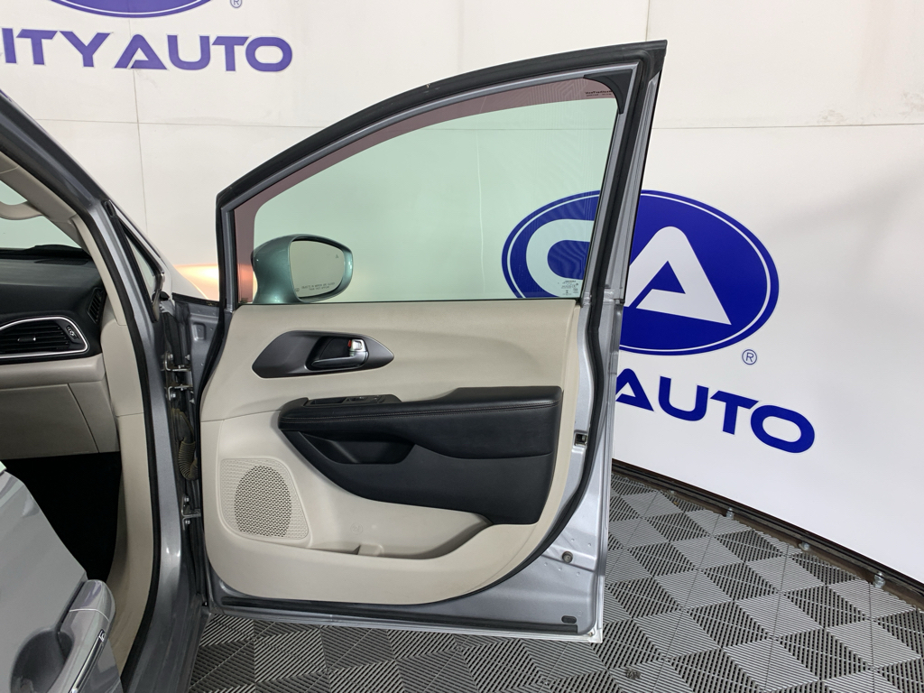 Used 2020 Chrysler Pacifica Van