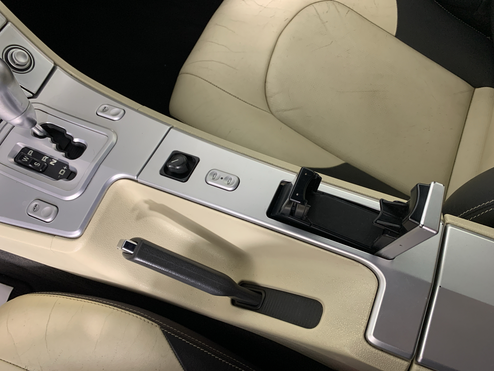 Vehicle photo 24