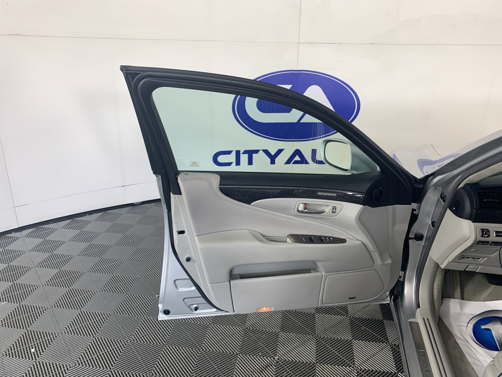 Vehicle photo 13