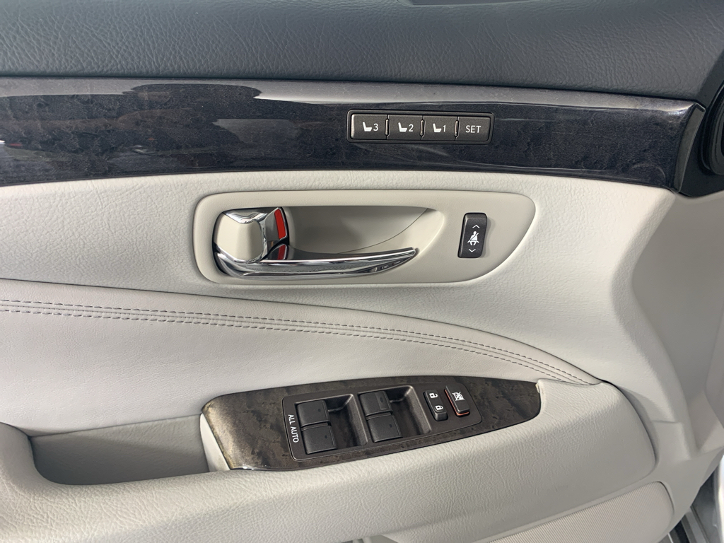 Vehicle photo 14