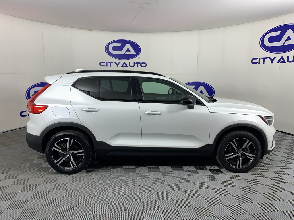 Used 2023 Volvo XC40 B5 SUV