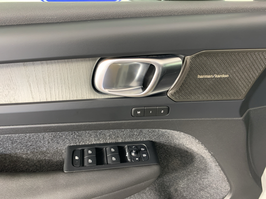 Used 2023 Volvo XC40 B5 SUV
