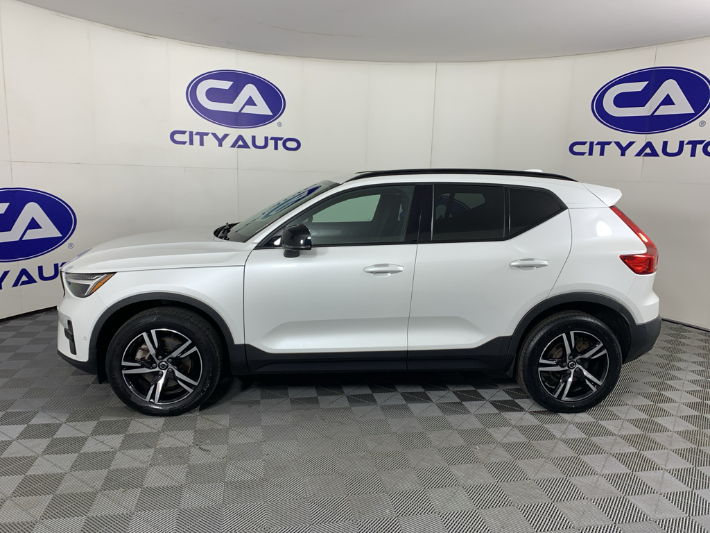 Used 2023 Volvo XC40 B5 SUV