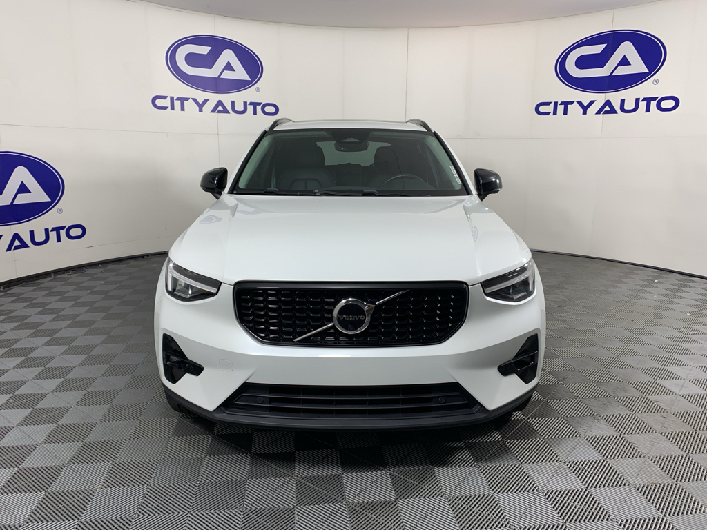 Used 2023 Volvo XC40 B5 SUV