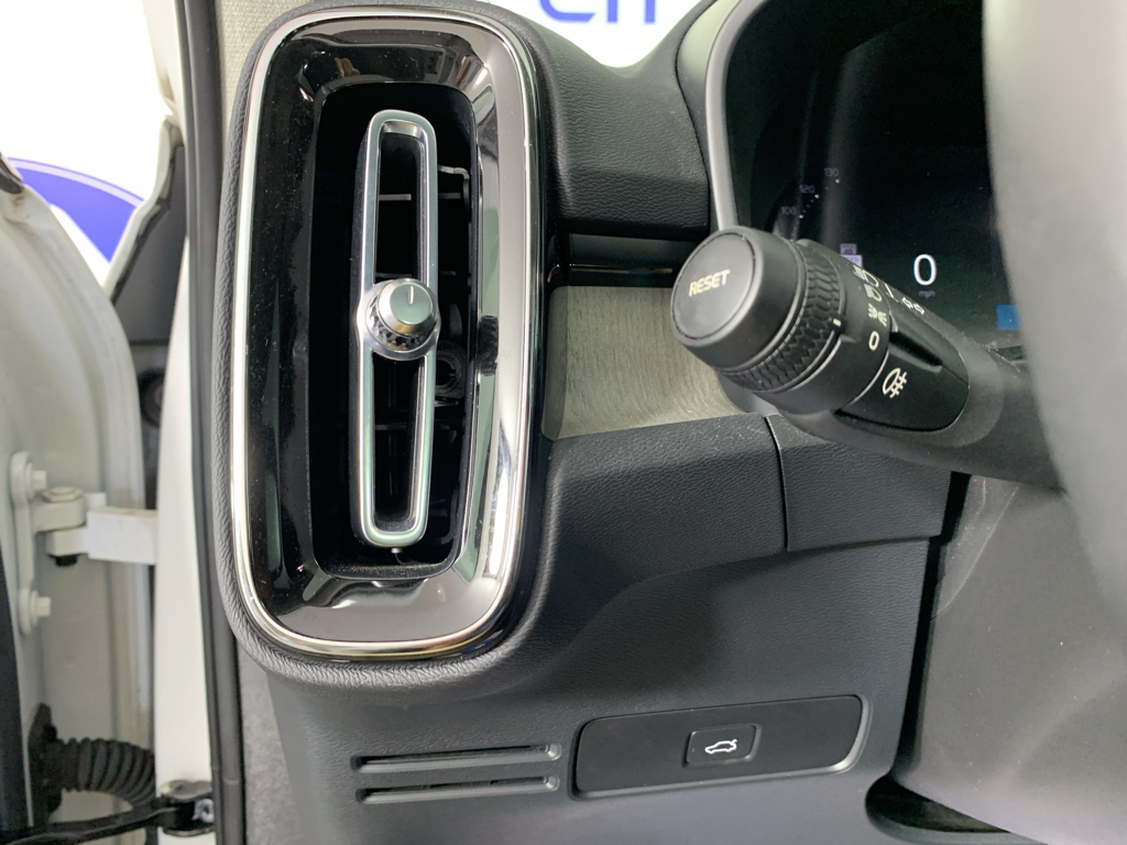 Used 2023 Volvo XC40 B5 SUV