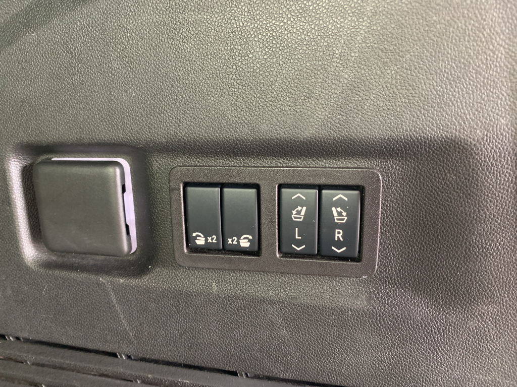 Vehicle photo 34