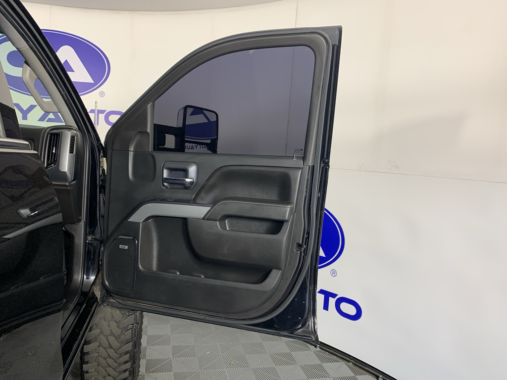 Vehicle photo 33