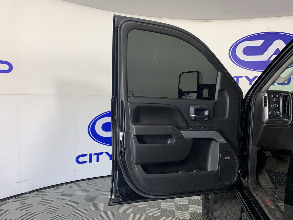 Vehicle photo 12