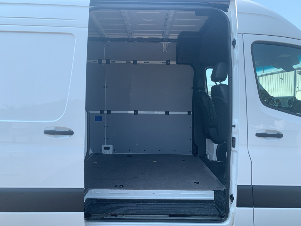 Vehicle photo 28