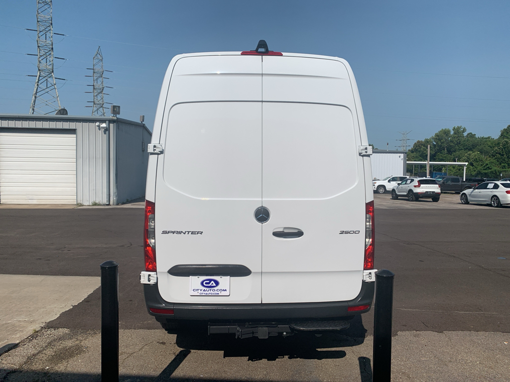 Vehicle photo 4