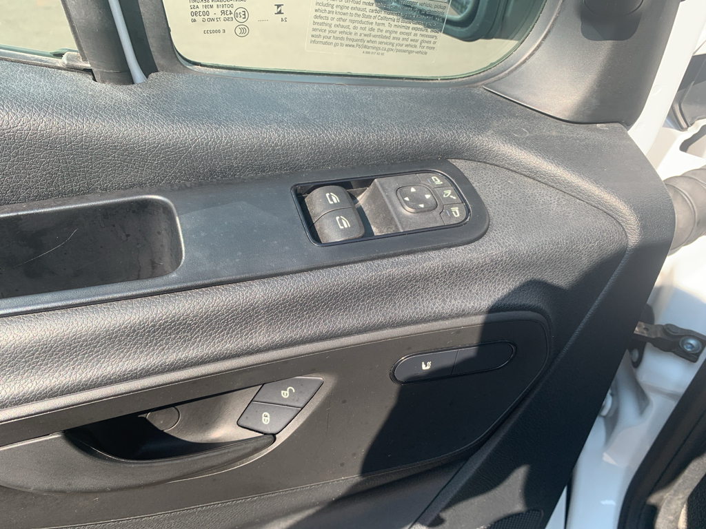 Vehicle photo 13