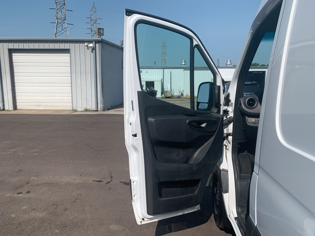 Vehicle photo 34