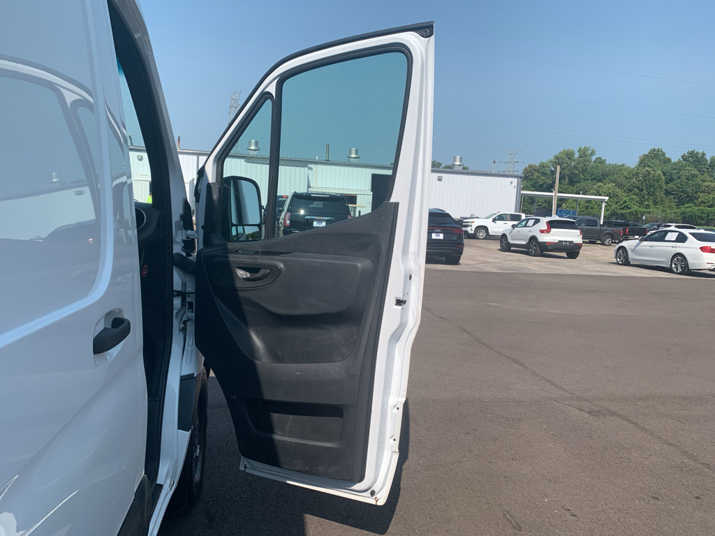 Vehicle photo 30