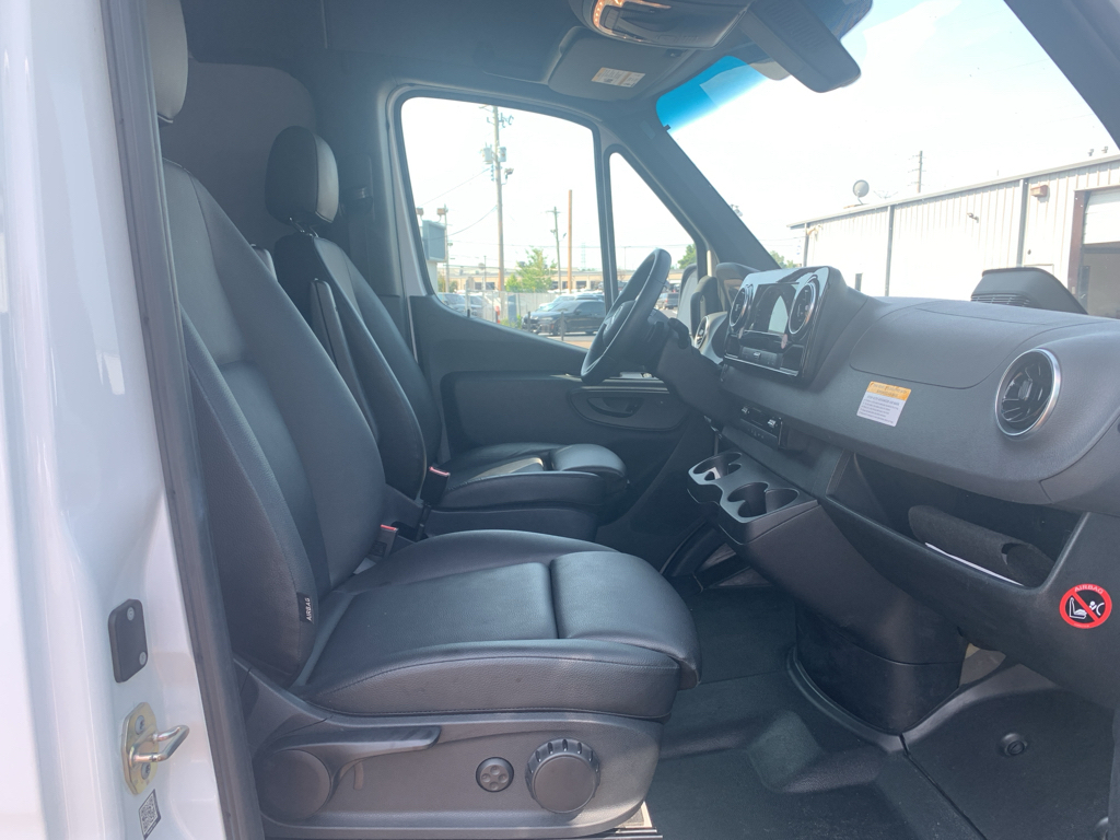 Vehicle photo 32