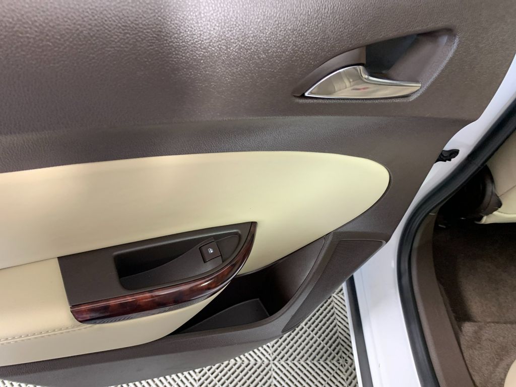 Vehicle photo 30