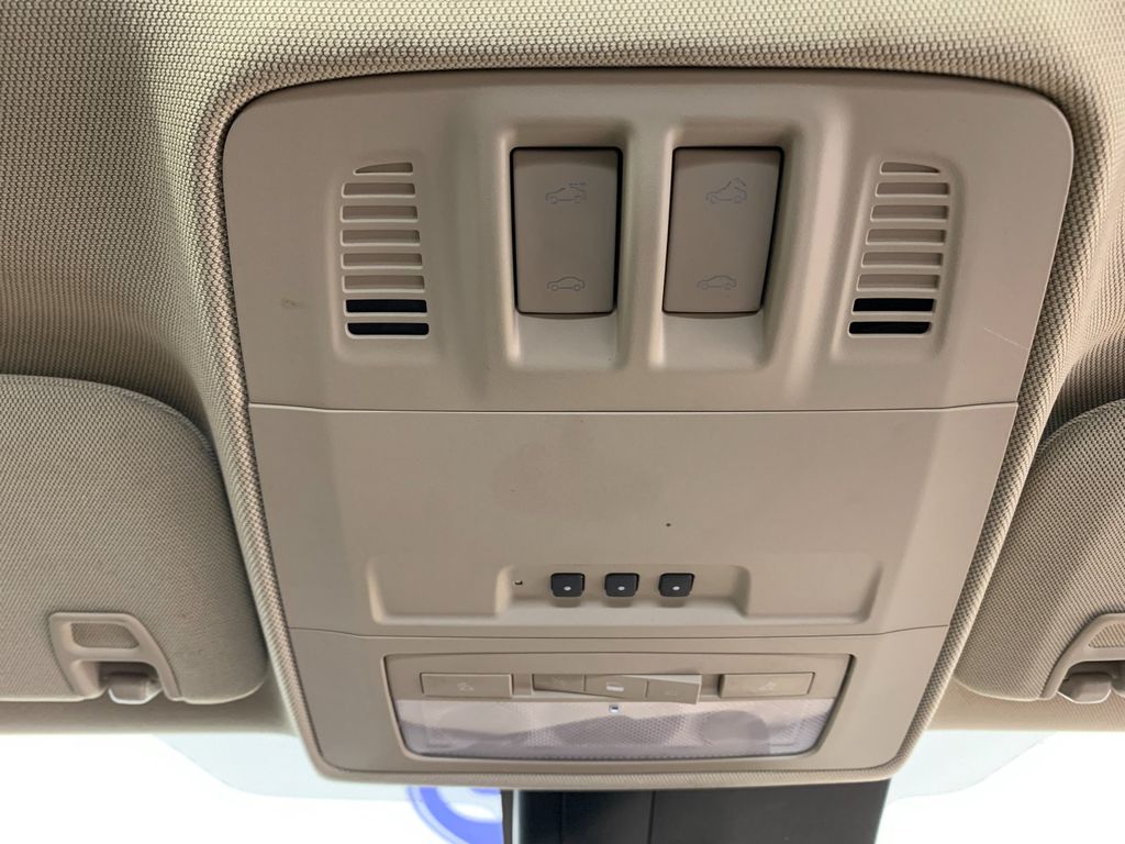 Vehicle photo 27