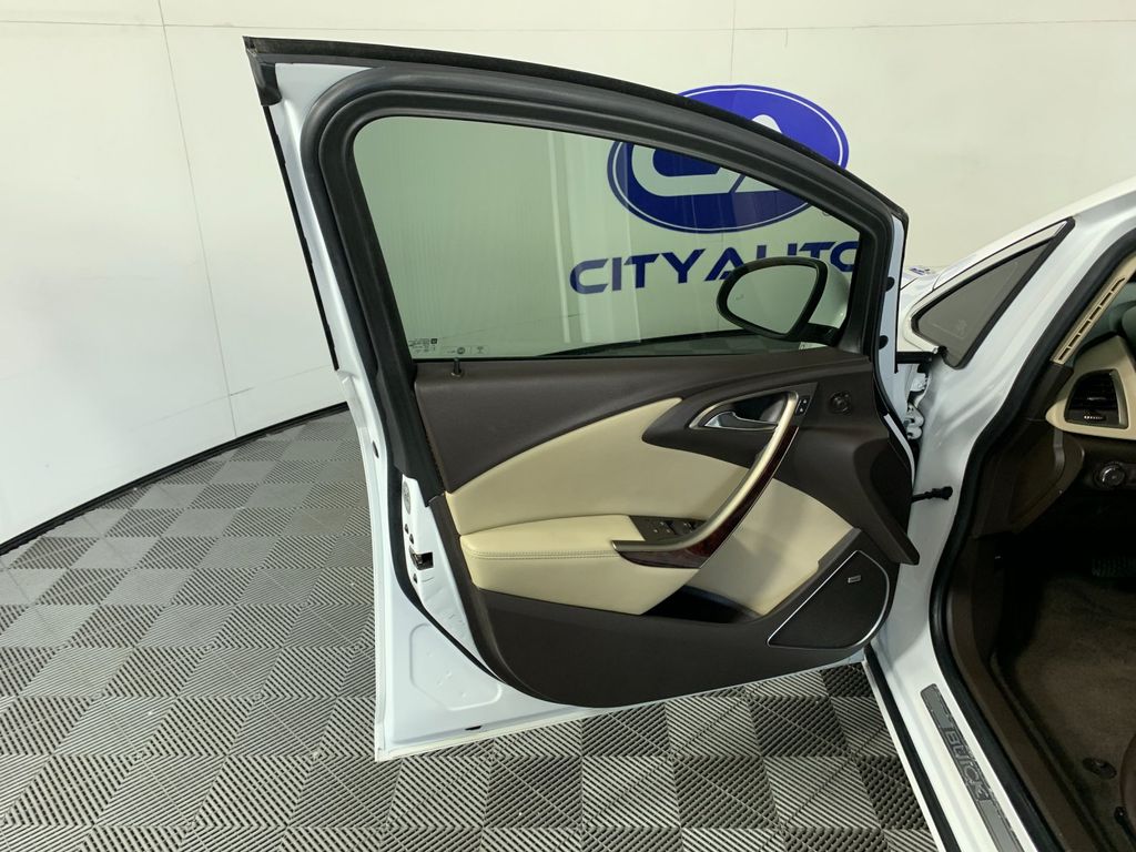 Vehicle photo 13